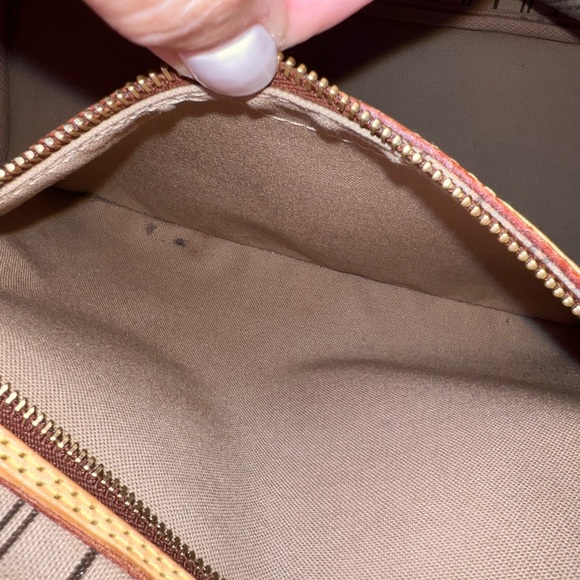 Authentic Louis Vuitton Neverfull MM. - Picture 10 of 14
